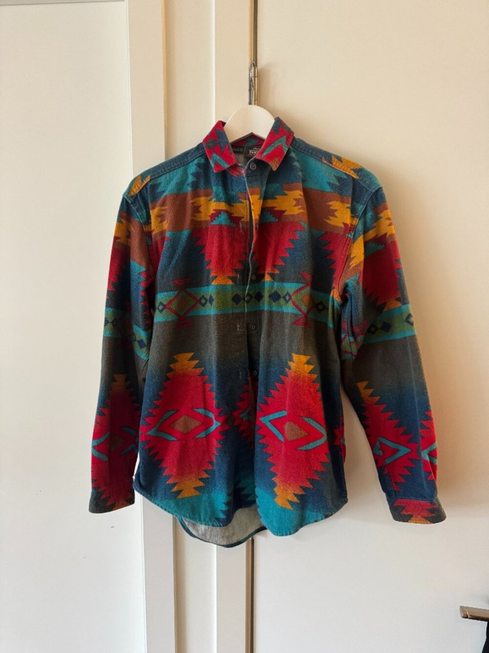 VINTAGE Woolrich All Over Aztec Long Sleeve Button Outdoor Camp Womans